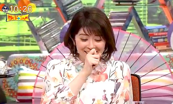 ワイドナショー画像　宮澤エマがアキラ100％のお盆芸を横から見て大騒ぎ　2017年3月5日