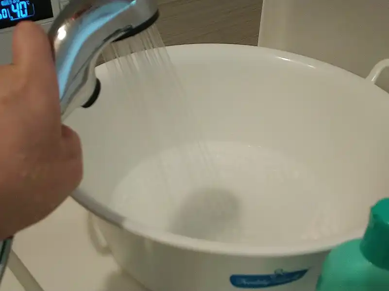 手順1_スウェード靴丸洗い_40℃のお湯を入れる1
