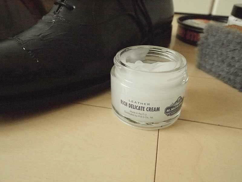革靴（痛い）を馴染ませる方法__保革クリーム（リッチデリケートクリーム）を塗る