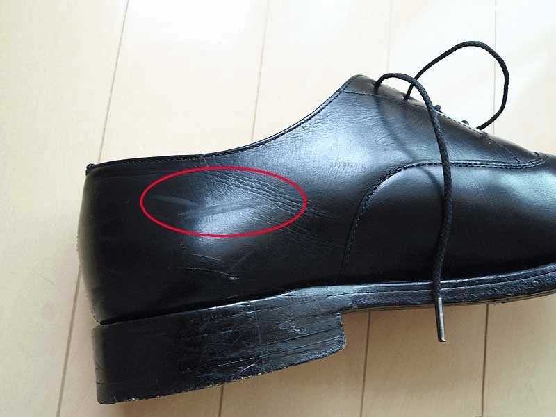 ダイソー（100均）あかすりミトンは革財布以外に革靴の手入れにも使える