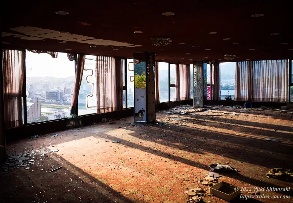 廃墟化後の津山プラザホテルのスカイレストラン